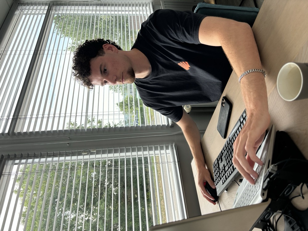 Tim aan het werk achter de pc