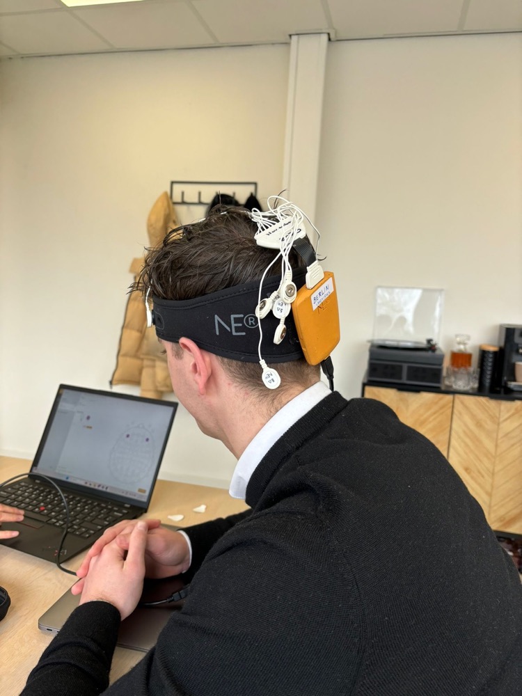 Mike met een EEG-headset tijdens een neuromarketingmeting