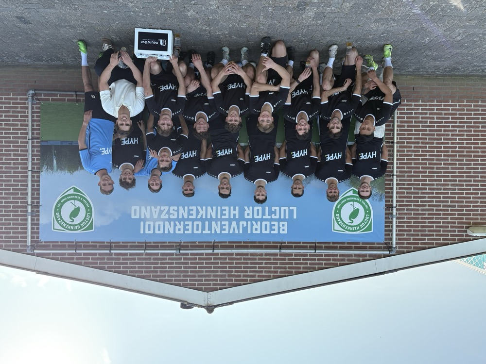 Voetbalteam van vrienden in shirts met ons logo