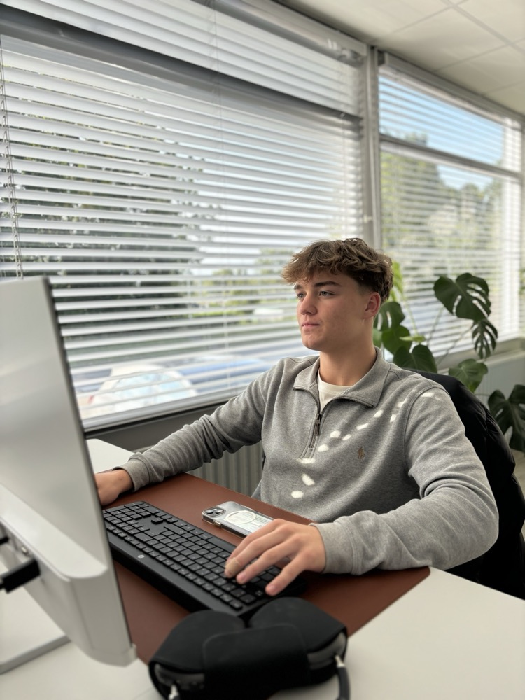 Milan aan het werk als eerste collega