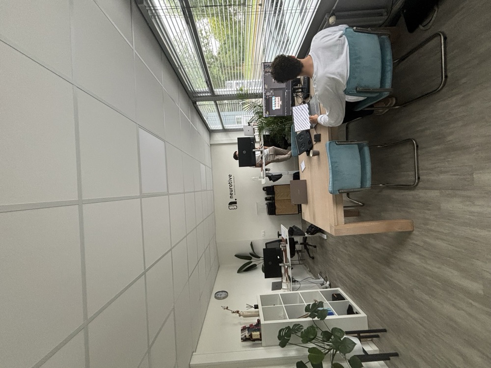 Het kantoor met het team aan het werk