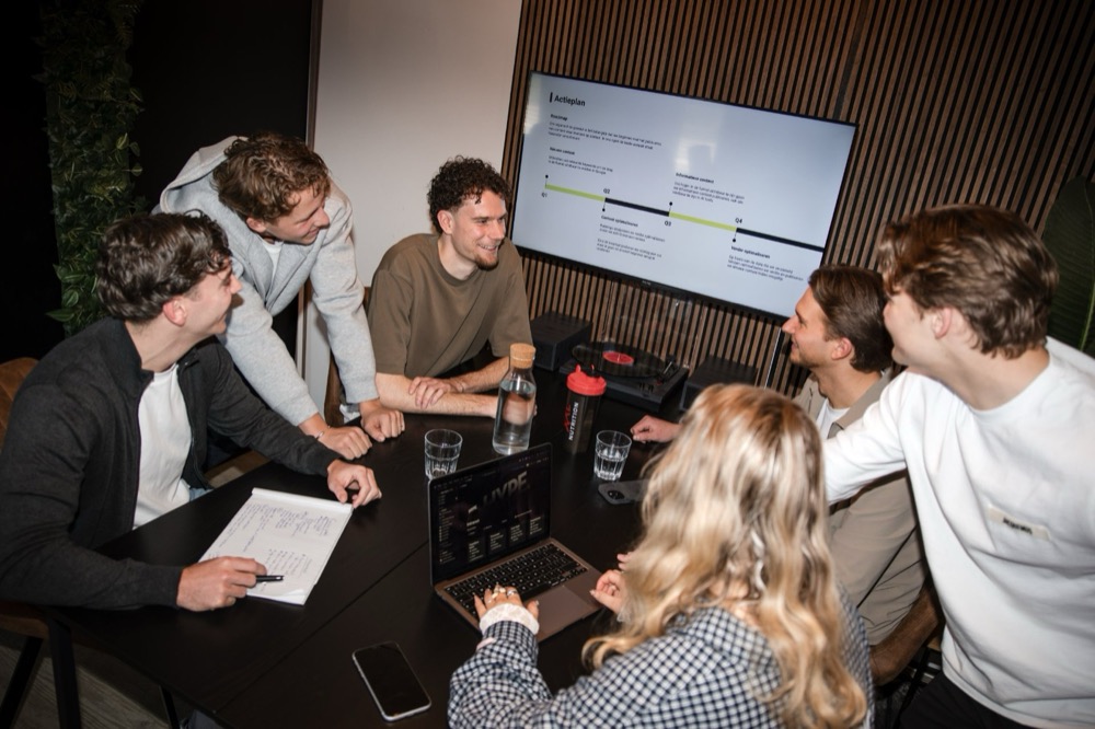 Het team rond de tafel tijdens een overleg
